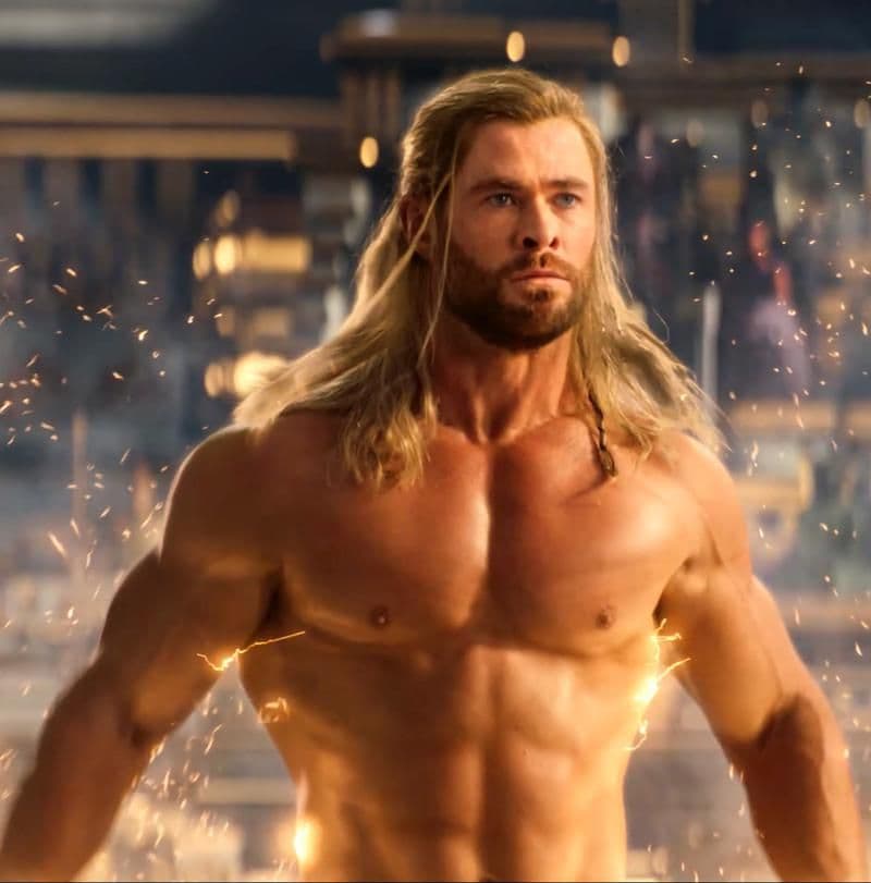 Chris Hemsworth : Marvel freine ses vagues de 12 mètres pour préserver Thor
