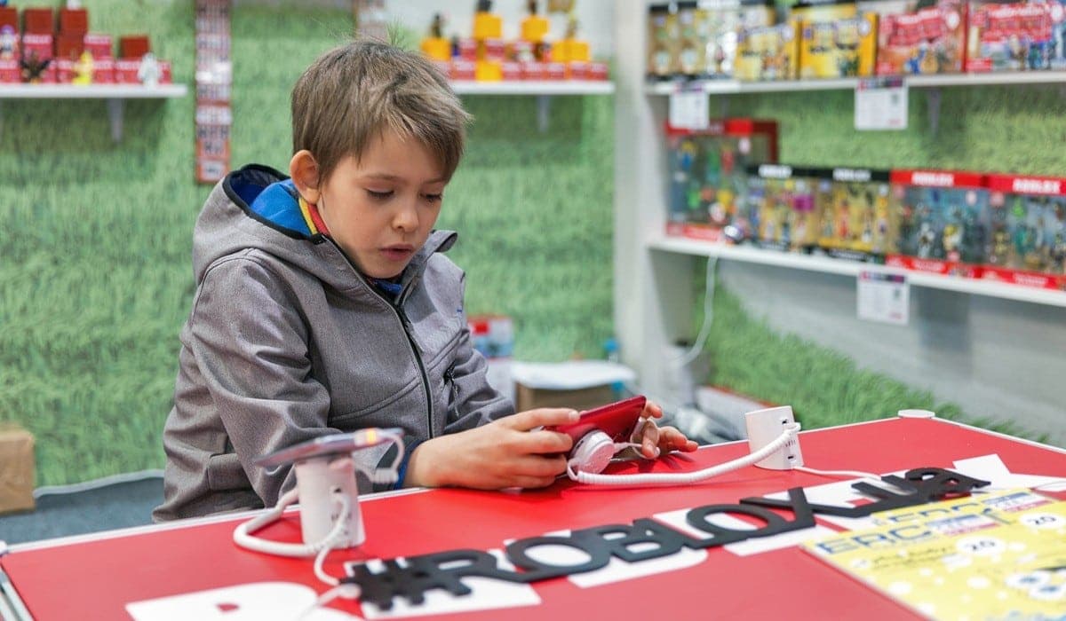 Roblox impose une vérification d’âge par IA : une révolution sécuritaire sous haute surveillance