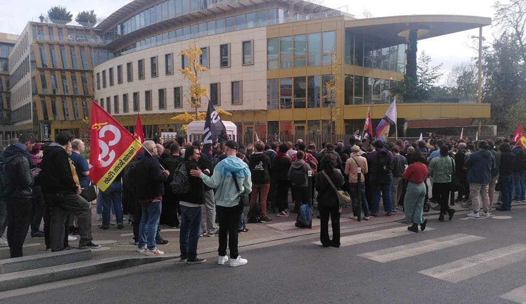 La protestation enflammée devant le siège d'Ubisoft à Paris