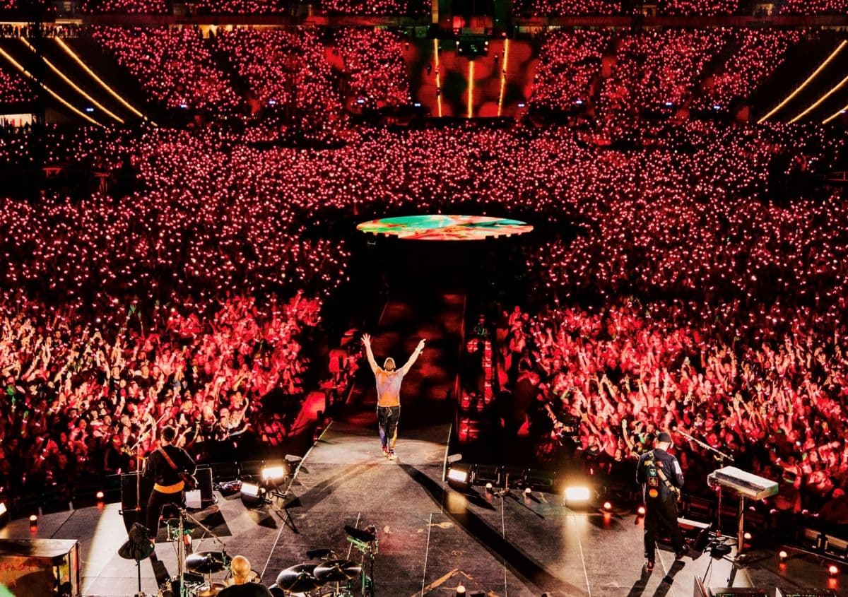 Trouvez les Bécoteurs de Coldplay : Le Jeu Viral Inspiré par la Kiss Cam Trouvez les Bécoteurs de Coldplay : Le Jeu Viral Inspiré par la Kiss Cam