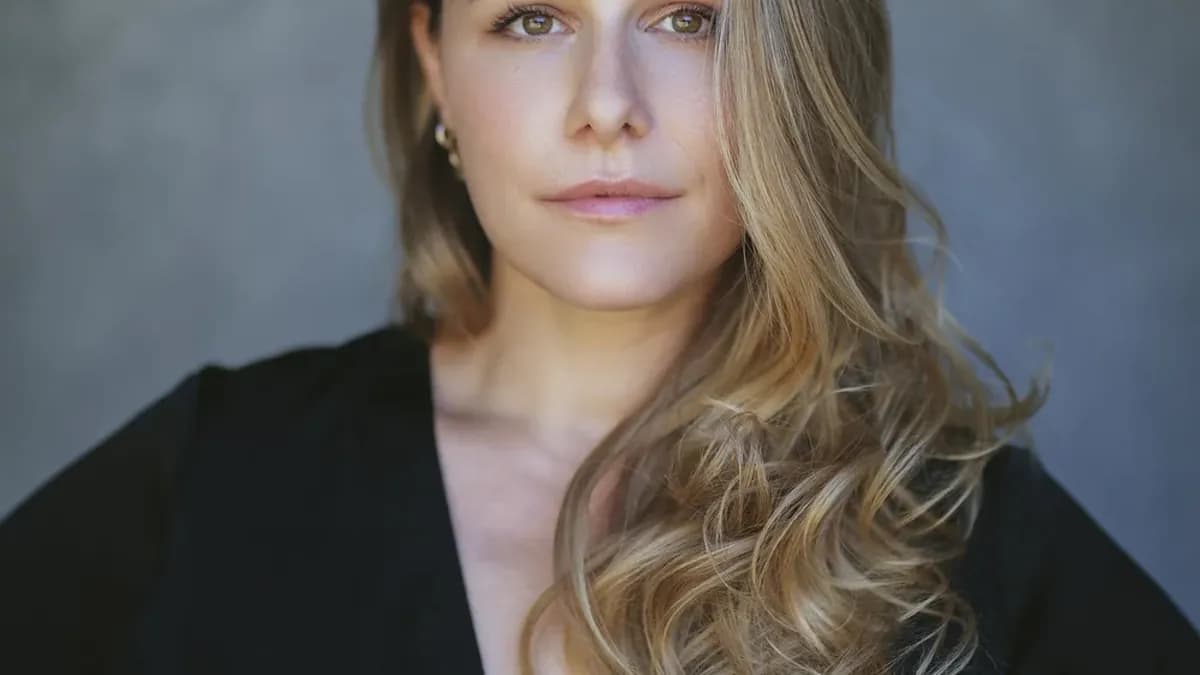 **Alix Wilton Regan, entre l’ombre de Perfect Dark et la lumière de Lara Croft : le combat d’une actrice face à l’IA et aux licenciements massifs** **Alix Wilton Regan, entre l’ombre de Perfect Dark et la lumière de Lara Croft : le combat d’une actrice face à l’IA et aux licenciements massifs**