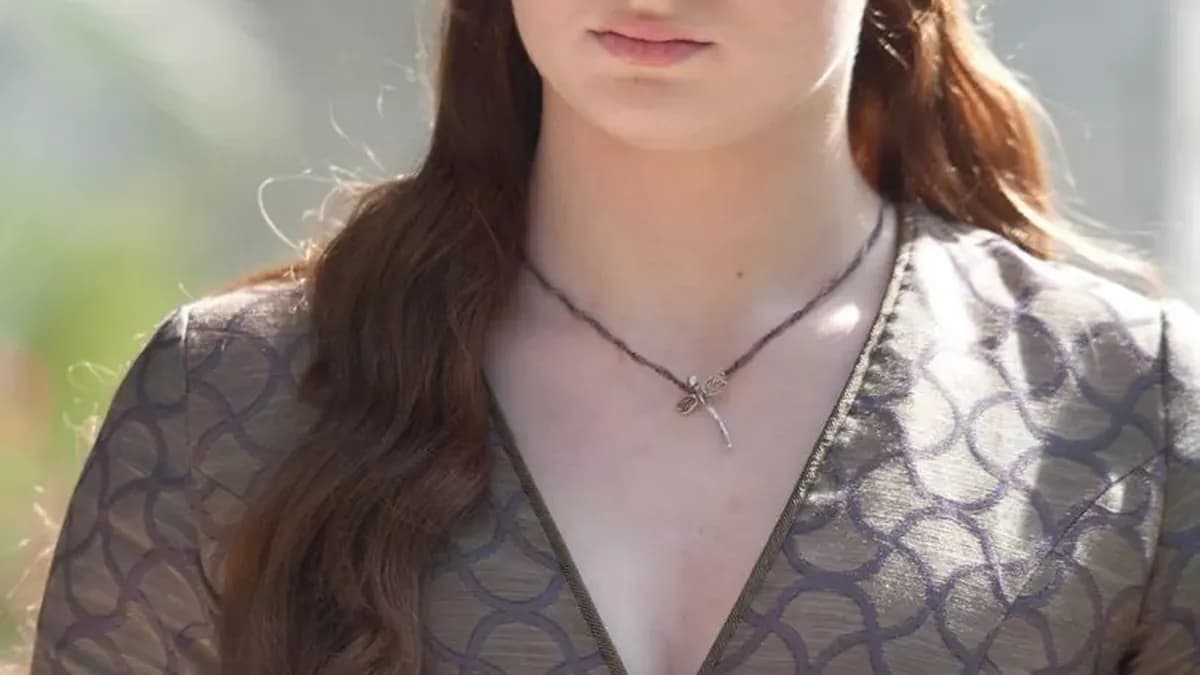 Sophie Turner et son retour dans "Game of Thrones" : "Montre-moi l'argent" – Une actrice divisée entre nostalgie et exigences Sophie Turner et son retour dans "Game of Thrones" : "Montre-moi l'argent" – Une actrice divisée entre nostalgie et exigences