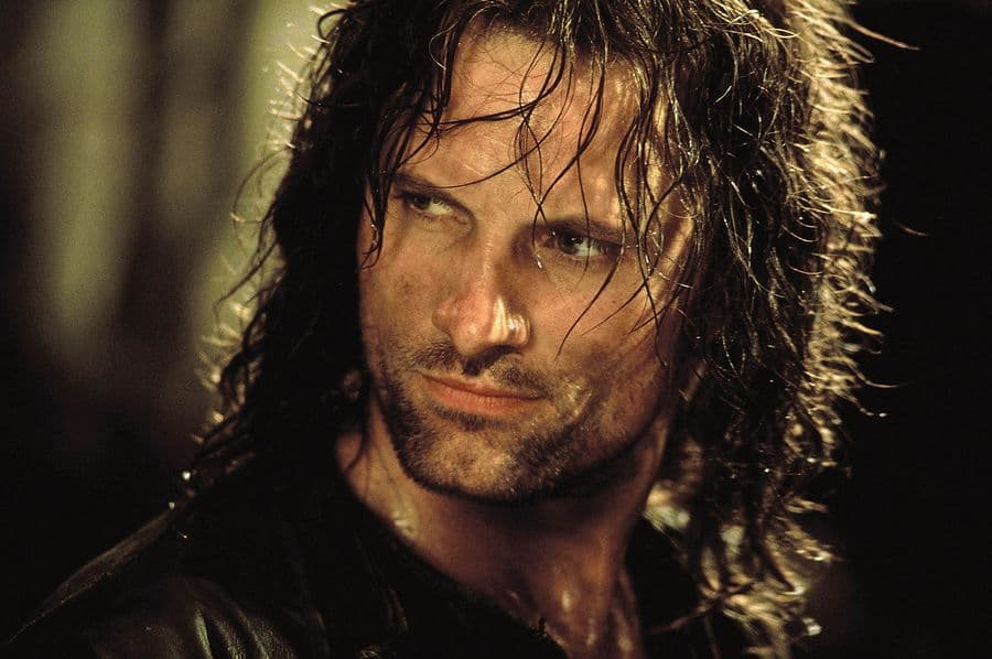 Pourquoi Aragorn n'est vu que de profil dans les Mines de la Moria Pourquoi Aragorn n'est vu que de profil dans les Mines de la Moria