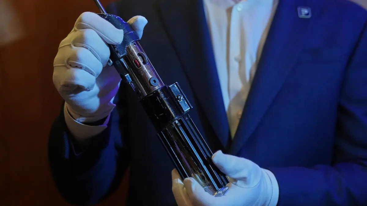 Le sabre laser de Dark Vador pulvérise les records aux enchères : 3,6 millions de dollars pour un morceau d'histoire cinématographique