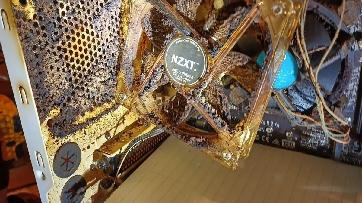 PC d’un employé : quand la poussière et la nicotine transforment un ordinateur en relique toxique PC d’un employé : quand la poussière et la nicotine transforment un ordinateur en relique toxique